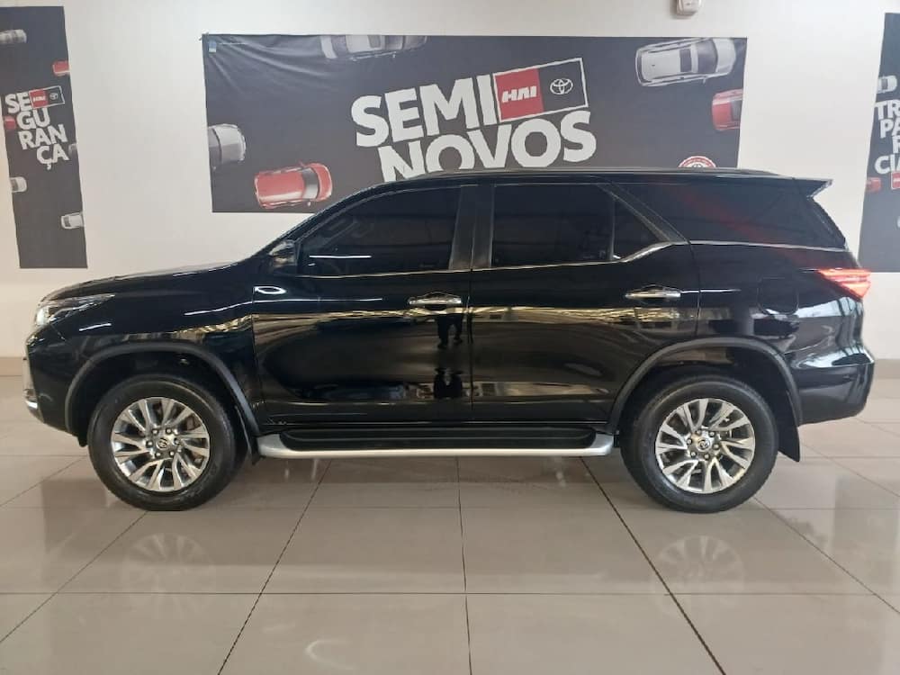 TOYOTA HILUX SW4 2.8 D-4D TURBO DIESEL SRX 7L 4X4 AUTOMÁTICO