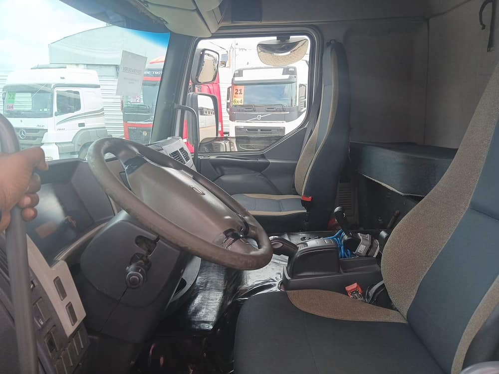Volvo VM330 8X2R