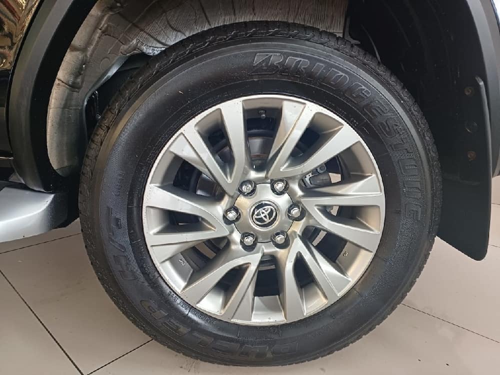 TOYOTA HILUX SW4 2.8 D-4D TURBO DIESEL SRX 7L 4X4 AUTOMÁTICO