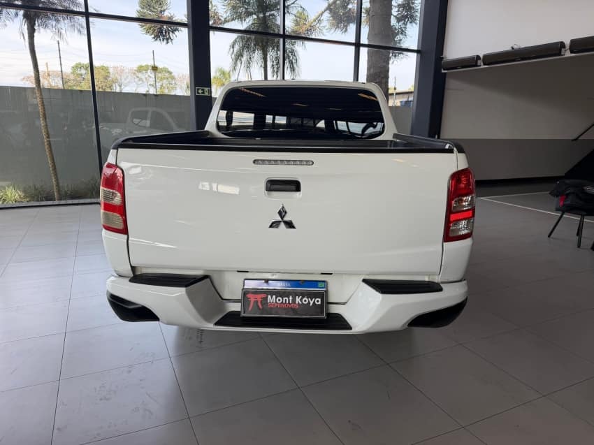 Mitsubishi L200 TRITON 2.4 16V TURBO DIESEL GL CD 4X4 MANUAL 2022/2023