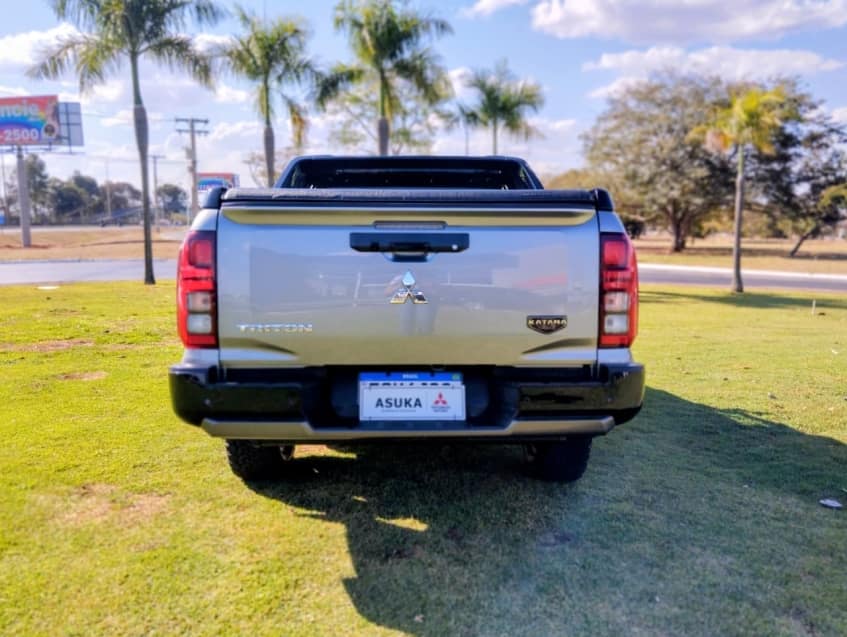 Mitsubishi TRITON 2.4 BITURBO DIESEL CD KATANA 4X4 AUTOMÁTICO