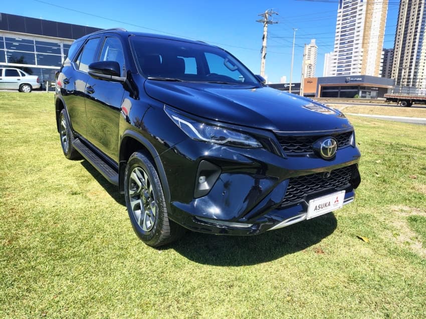 Toyota HILUX SW4 2.8 D-4D TURBO DIESEL SRX PLATINUM 7L 4X4 AUTOMÁTICO