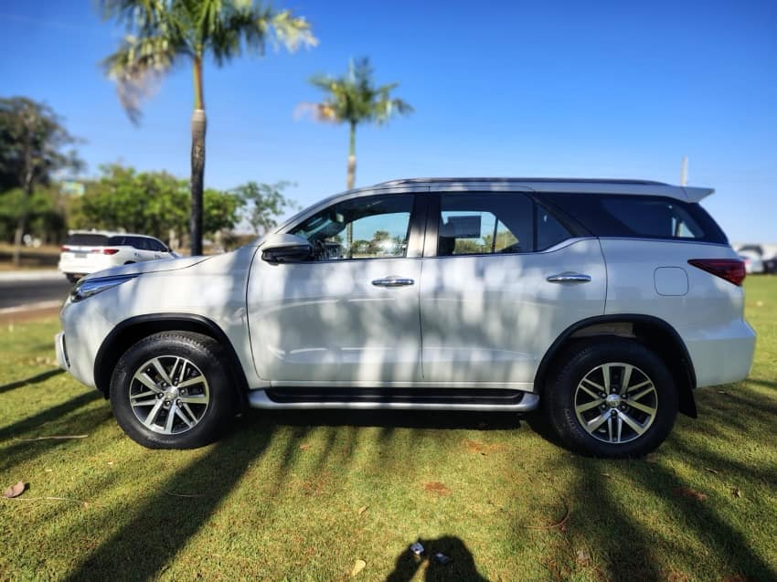 Toyota HILUX SW4 2.8 SRX 4X4 7 LUGARES 16V TURBO INTERCOOLER DIESEL 4P AUTOMÁTICO
