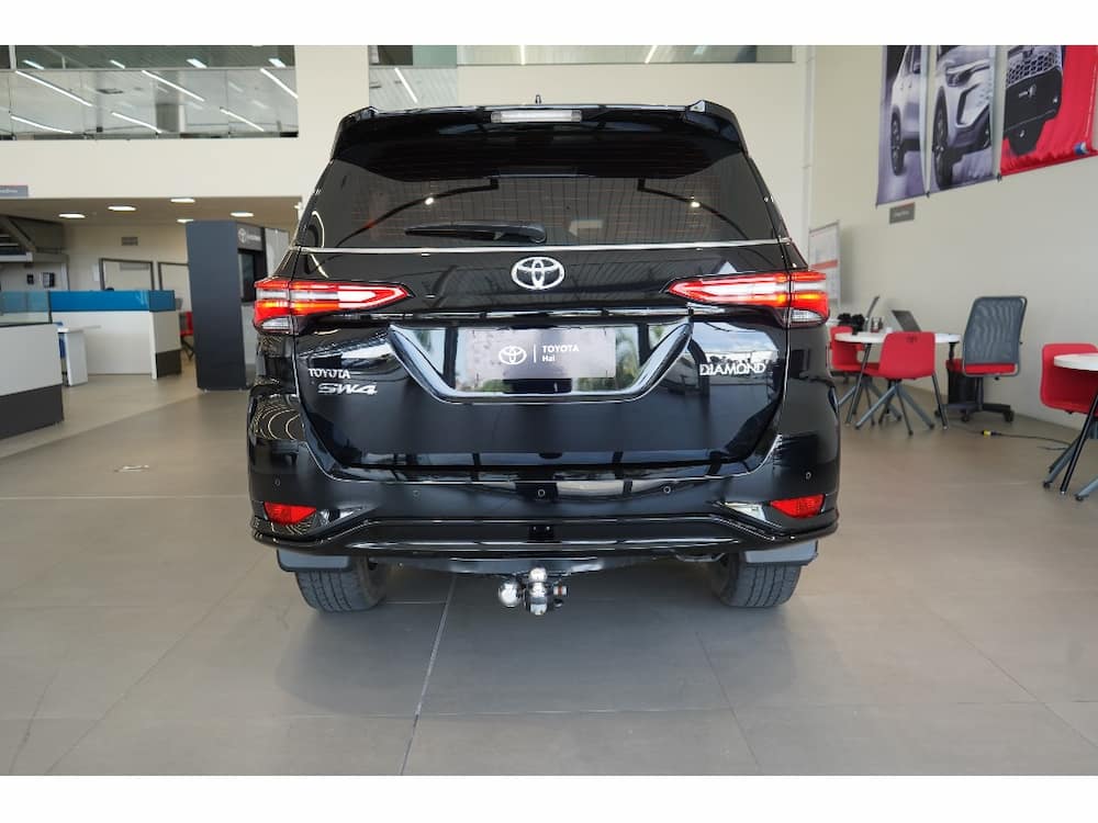 TOYOTA HILUX SW4 2.8 D-4D TURBO DIESEL DIAMOND 7L 4X4 AUTOMÁTICO