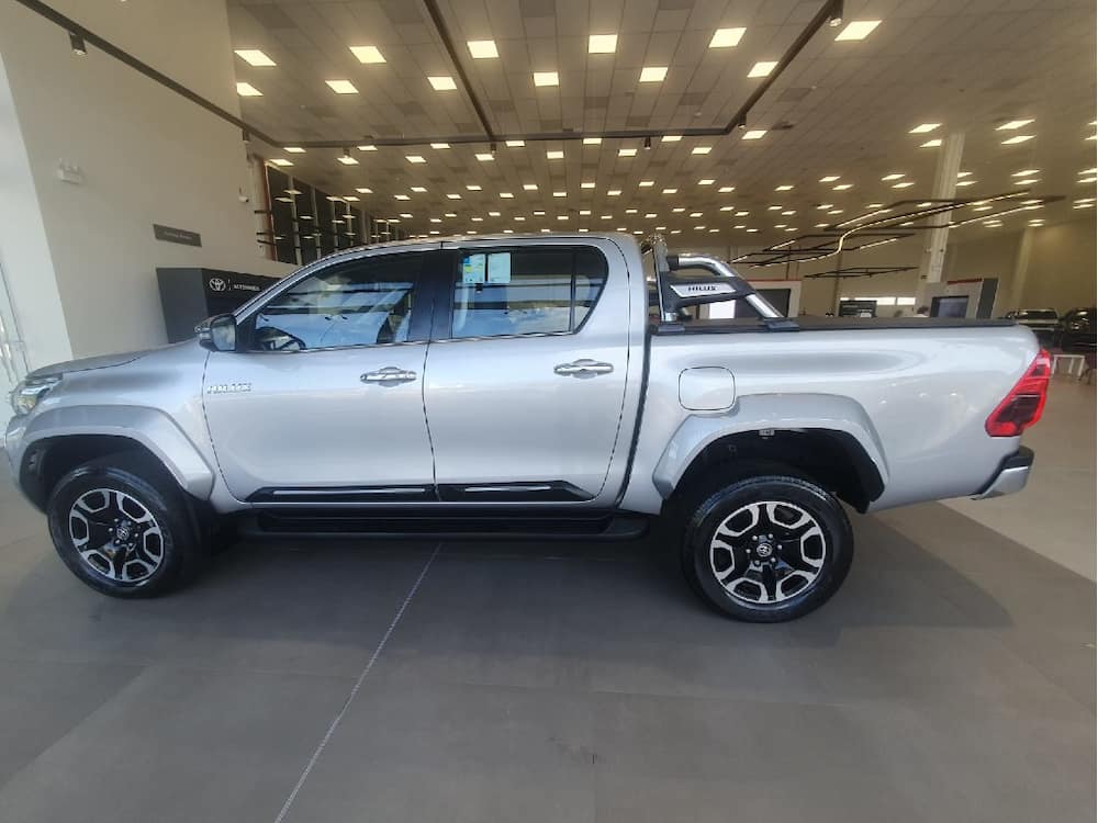 TOYOTA HILUX 2.8 D-4D TURBO DIESEL CD SRX PLUS 4X4 AUTOMÁTICO