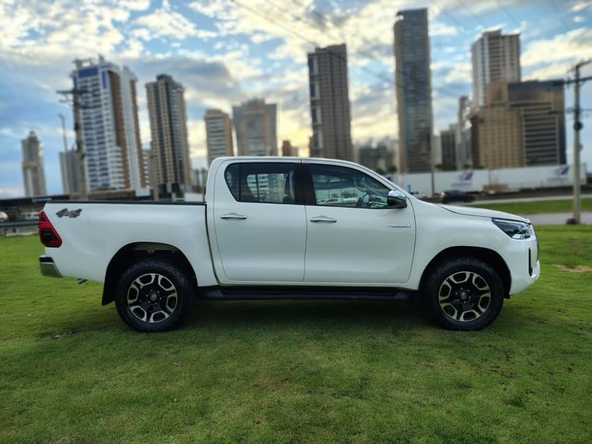 Toyota HILUX 2.8 D-4D TURBO DIESEL CD SRV 4X4 AUTOMÁTICO 2024/2024