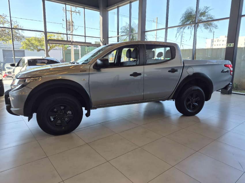 Mitsubishi L200 TRITON 2.4 16V TURBO DIESEL OUTDOOR GLX CD 4X4 MANUAL 2024/2025