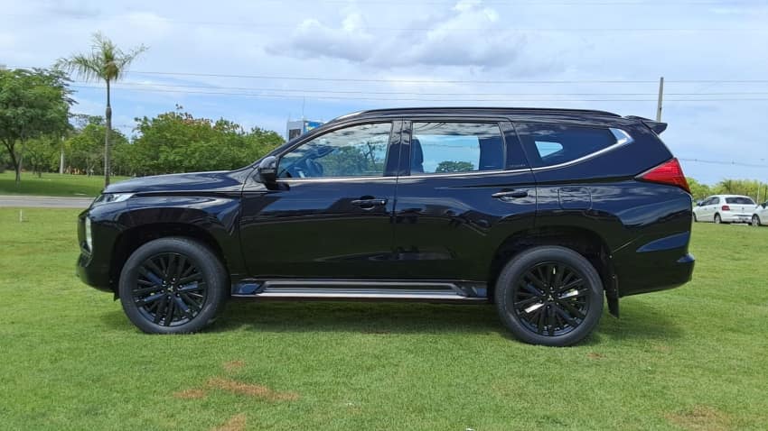 Mitsubishi PAJERO SPORT 2.4 16V MIVEC TURBO DIESEL LEGEND BLACK AWD AUTOMÁTICO 2024/2025