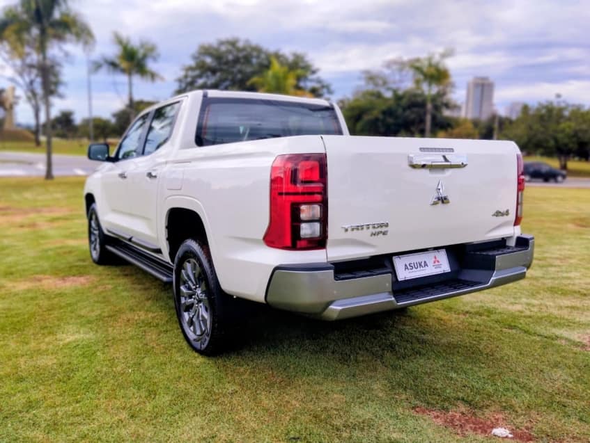 Mitsubishi TRITON 2.4 BITURBO DIESEL CD HPE 4X4 AUTOMÁTICO