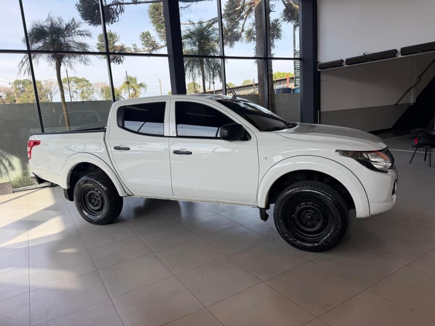 Mitsubishi L200 TRITON 2.4 16V TURBO DIESEL GL CD 4X4 MANUAL 2022/2023
