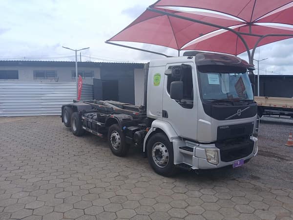 Volvo VM330 8X2R