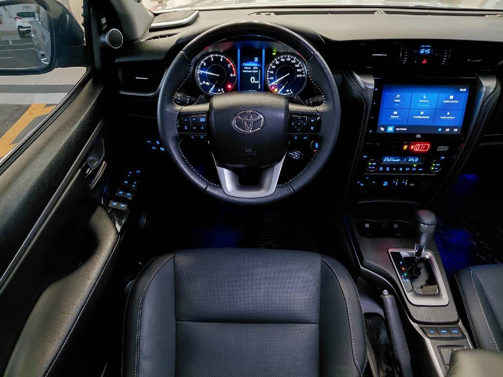 TOYOTA HILUX SW4 2.8 D-4D TURBO DIESEL GR-S 7L 4X4 AUTOMÁTICO