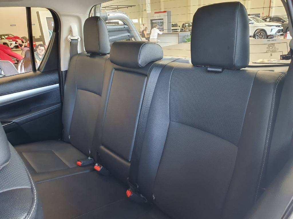 TOYOTA HILUX 2.8 D-4D TURBO DIESEL CD SRX PLUS 4X4 AUTOMÁTICO