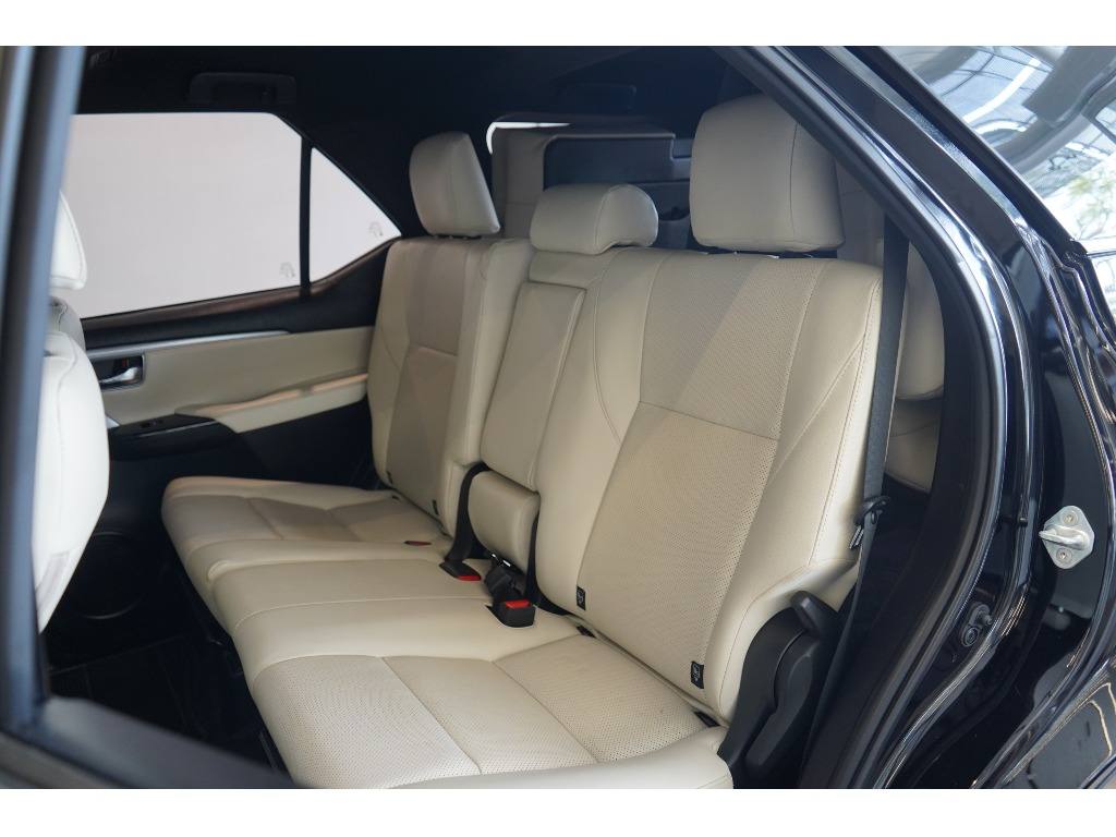 TOYOTA HILUX SW4 2.8 D-4D TURBO DIESEL DIAMOND 7L 4X4 AUTOMÁTICO