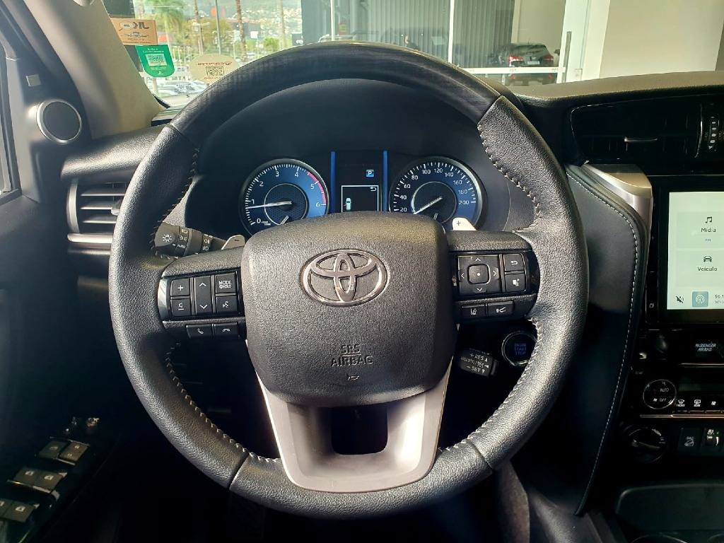 TOYOTA HILUX SW4 2.8 D-4D TURBO DIESEL SRX 4X4 AUTOMÁTICO