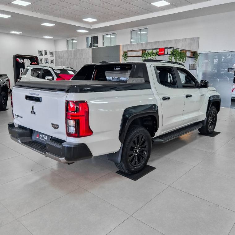 Mitsubishi TRITON 2.4 BITURBO DIESEL CD KATANA 4X4 AUTOMÁTICO 2025/2026