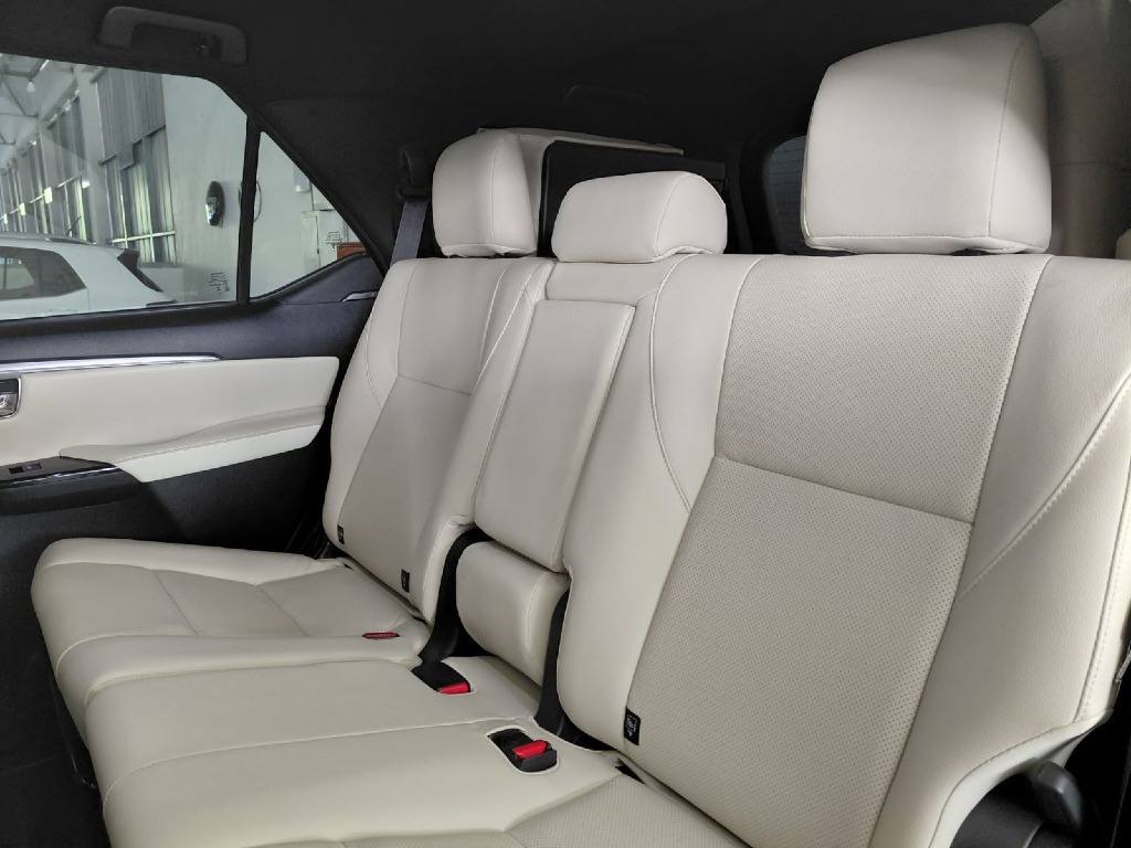 TOYOTA HILUX SW4 2.8 D-4D TURBO DIESEL DIAMOND 7L 4X4 AUTOMÁTICO