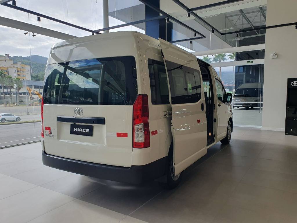 TOYOTA HIACE 2.8 D-4D TURBO DIESEL MINIBUS 15+1 DX AUTOMÁTICO