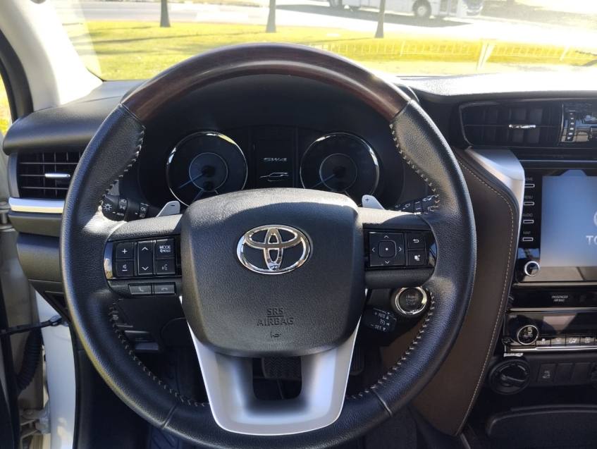 Toyota HILUX SW4 2.8 SRX 4X4 16V TURBO INTERCOOLER DIESEL 4P AUTOMÁTICO
