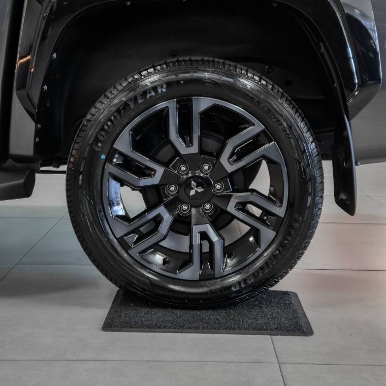 Mitsubishi TRITON 2.4 BITURBO DIESEL CD KATANA 4X4 AUTOMÁTICO 2026/2027
