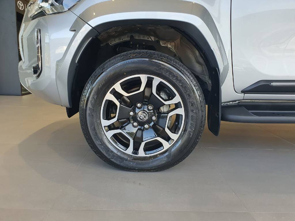TOYOTA HILUX 2.8 D-4D TURBO DIESEL CD SRX PLUS 4X4 AUTOMÁTICO