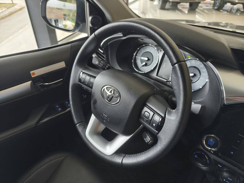 Toyota HILUX CD SRV 2.0 4X4 DIESEL AUT 2025