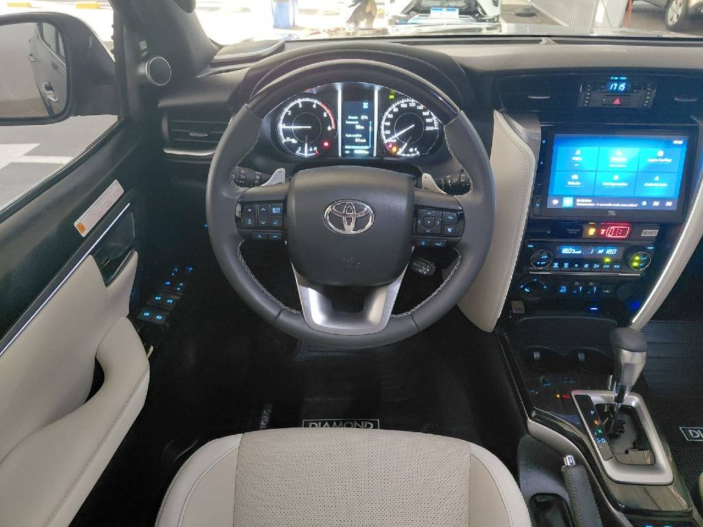 TOYOTA HILUX SW4 2.8 D-4D TURBO DIESEL DIAMOND 7L 4X4 AUTOMÁTICO