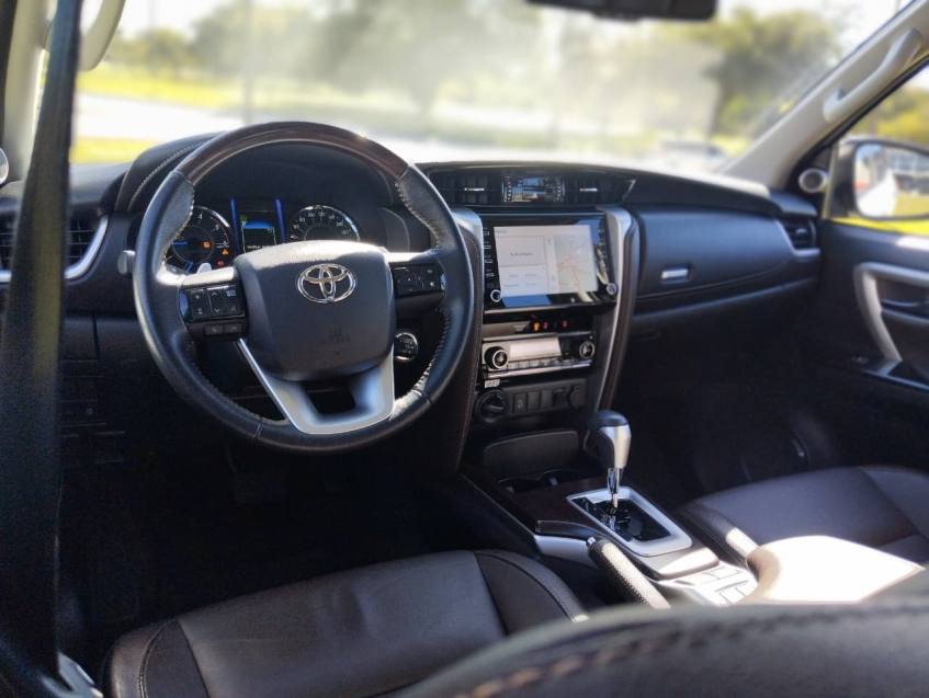 Toyota HILUX SW4 2.8 SRX 4X4 16V TURBO INTERCOOLER DIESEL 4P AUTOMÁTICO