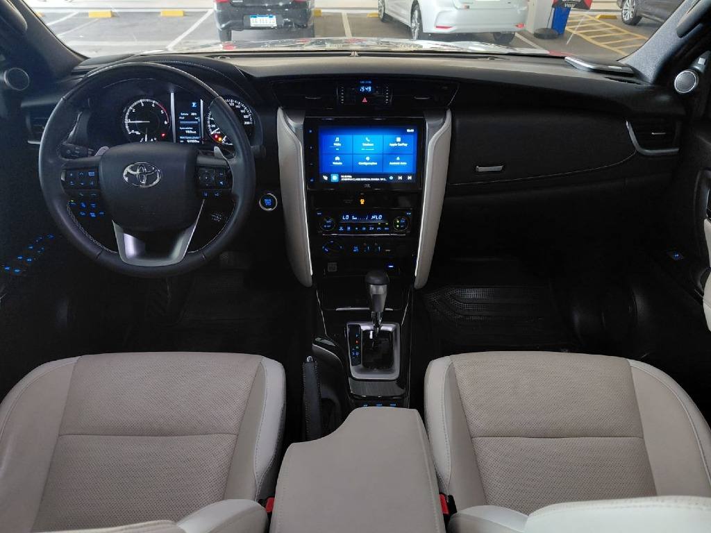 TOYOTA HILUX SW4 2.8 D-4D TURBO DIESEL DIAMOND 7L 4X4 AUTOMÁTICO