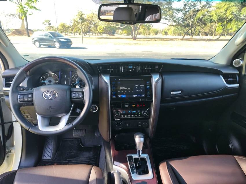 Toyota HILUX SW4 2.8 SRX 4X4 7 LUGARES 16V TURBO INTERCOOLER DIESEL 4P AUTOMÁTICO