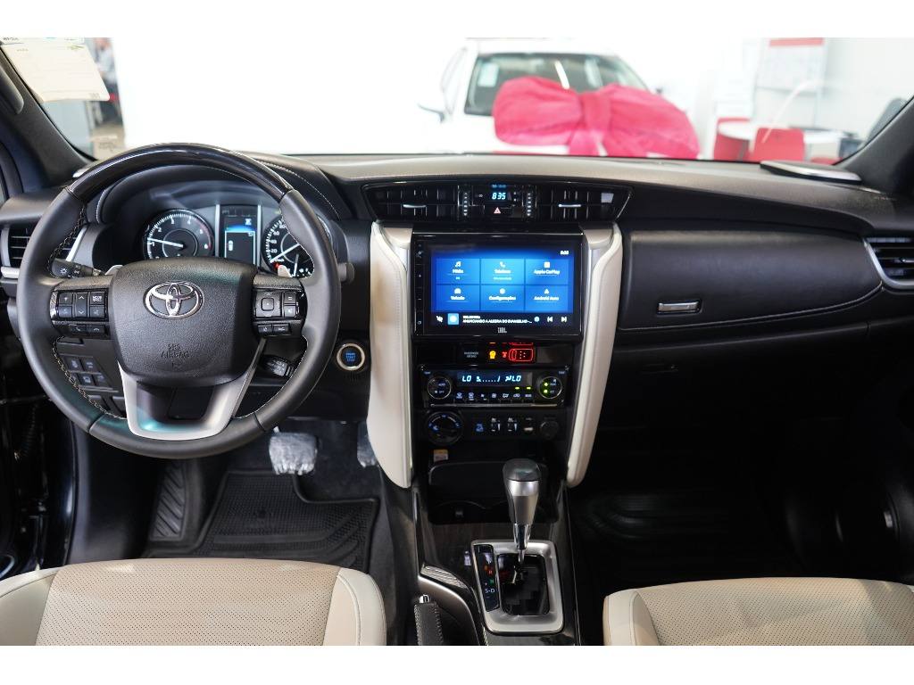 TOYOTA HILUX SW4 2.8 D-4D TURBO DIESEL DIAMOND 7L 4X4 AUTOMÁTICO