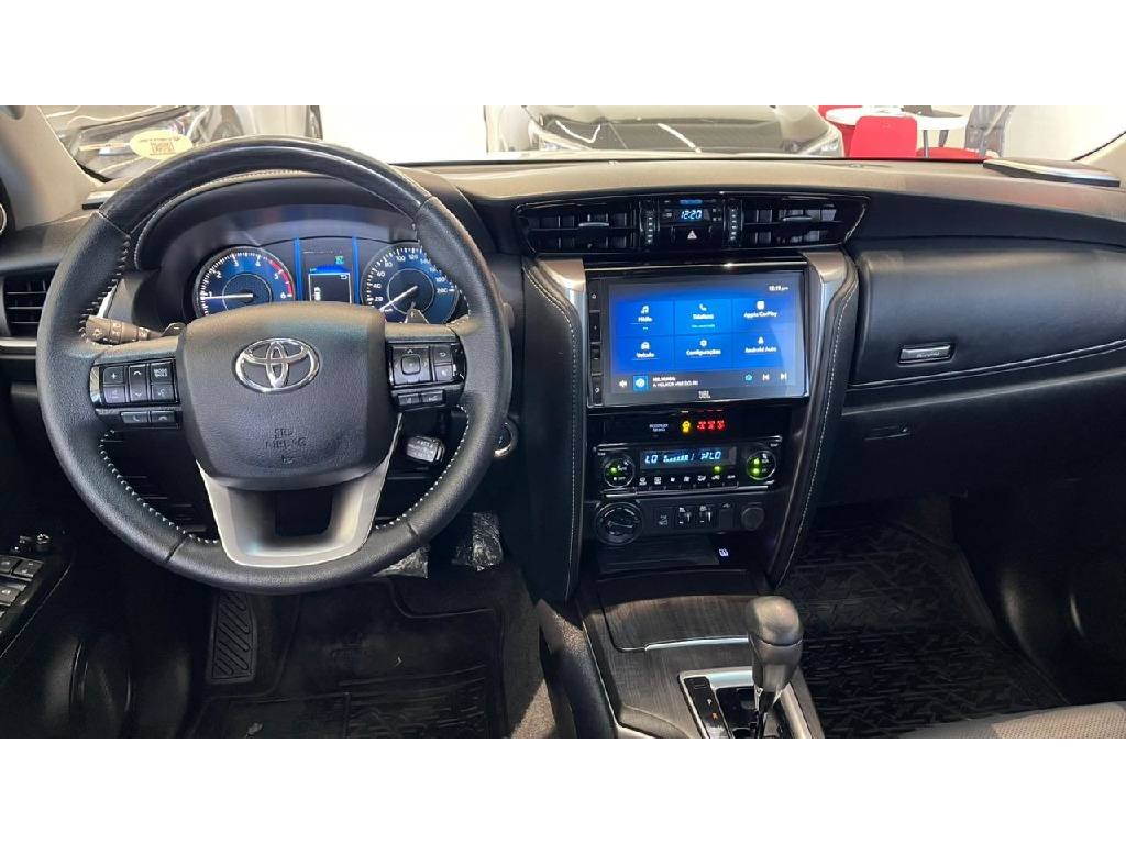 TOYOTA HILUX SW4 2.8 D-4D TURBO DIESEL SRX 4X4 AUTOMÁTICO
