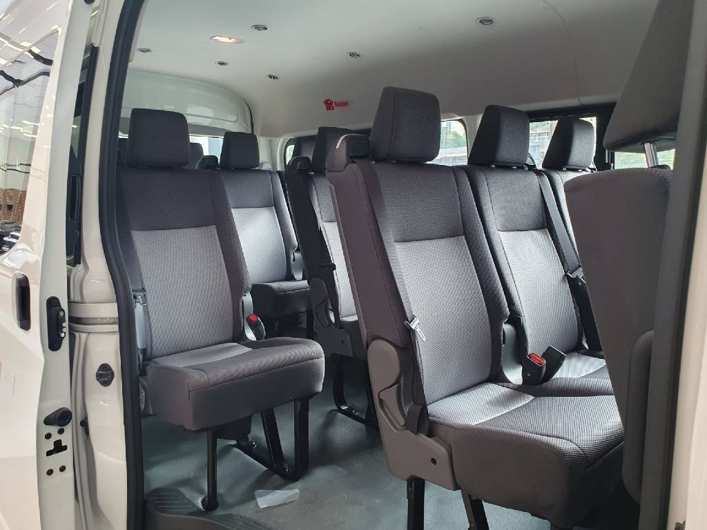 TOYOTA HIACE 2.8 D-4D TURBO DIESEL MINIBUS 15+1 DX AUTOMÁTICO