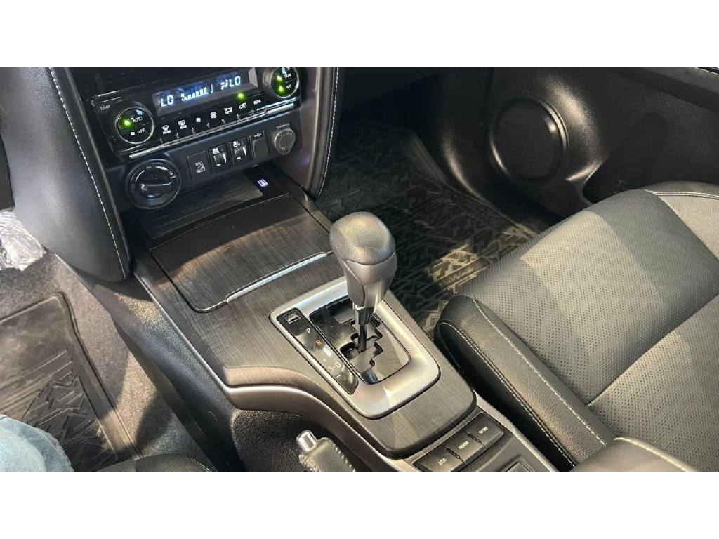 TOYOTA HILUX SW4 2.8 D-4D TURBO DIESEL SRX 4X4 AUTOMÁTICO