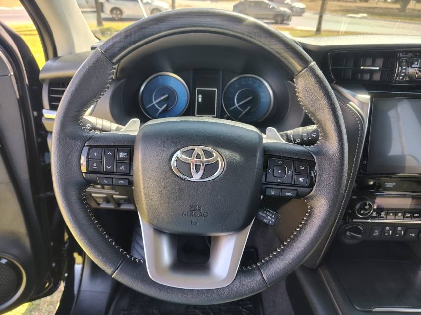 Toyota HILUX SW4 2.8 D-4D TURBO DIESEL SRX PLATINUM 7L 4X4 AUTOMÁTICO