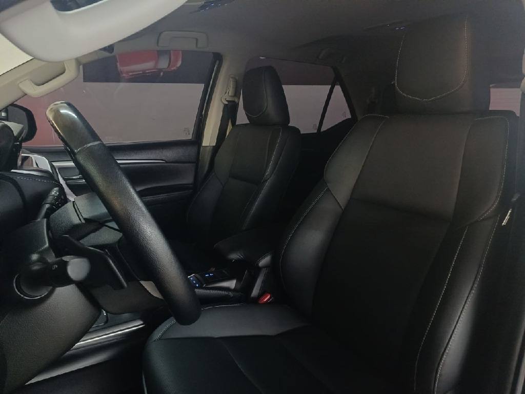 TOYOTA HILUX SW4 2.8 D-4D TURBO DIESEL SRX 7L 4X4 AUTOMÁTICO