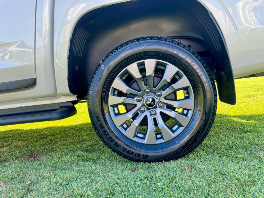 Mitsubishi TRITON 2.4 BITURBO DIESEL CD HPE 4X4 AUTOMÁTICO