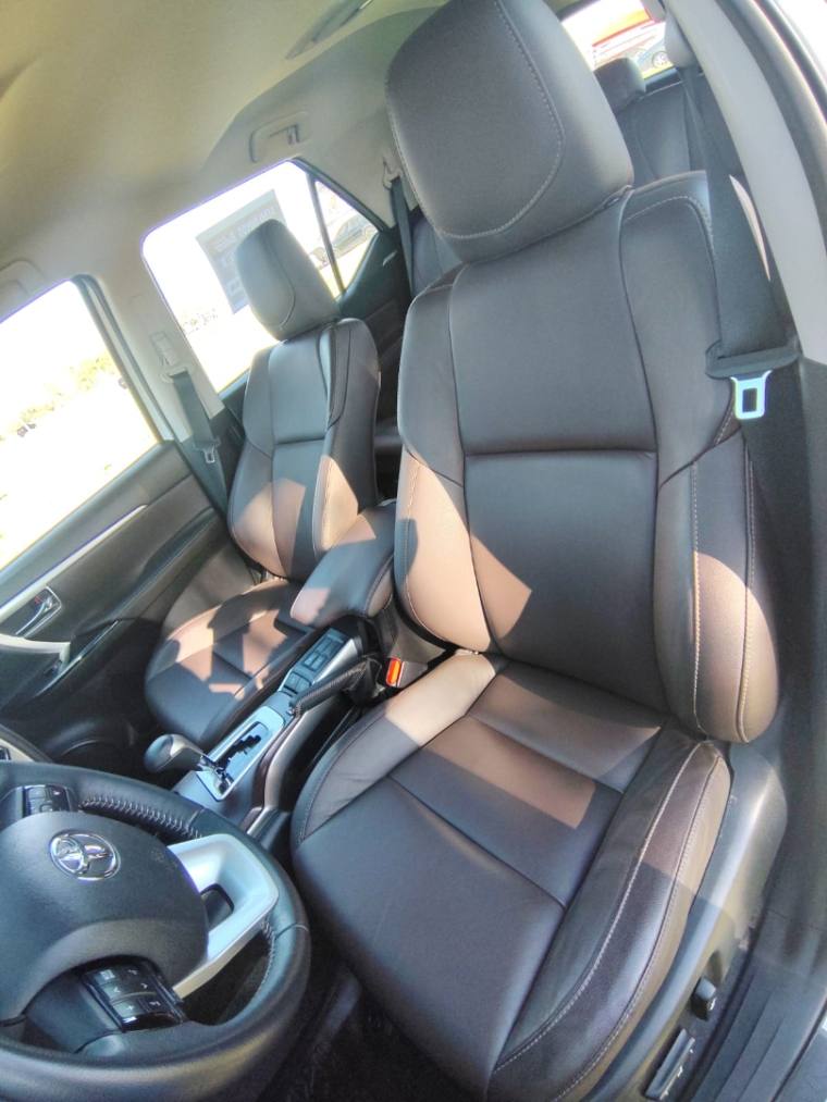 Toyota HILUX SW4 2.8 SRX 4X4 7 LUGARES 16V TURBO INTERCOOLER DIESEL 4P AUTOMÁTICO