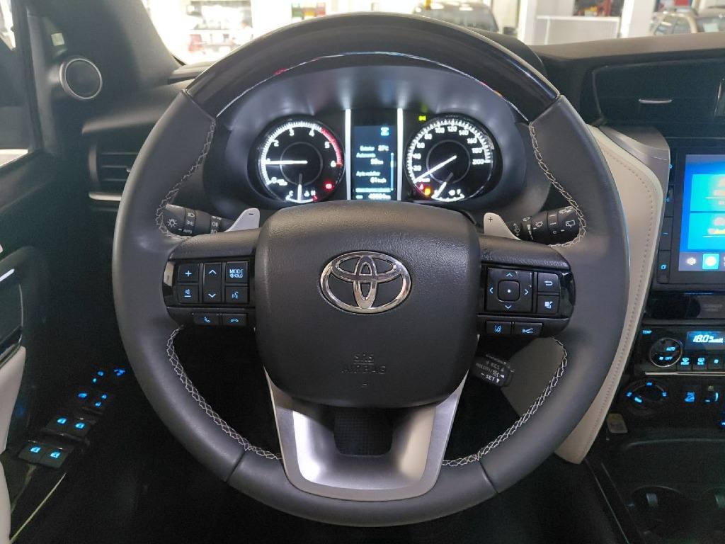 TOYOTA HILUX SW4 2.8 D-4D TURBO DIESEL DIAMOND 7L 4X4 AUTOMÁTICO