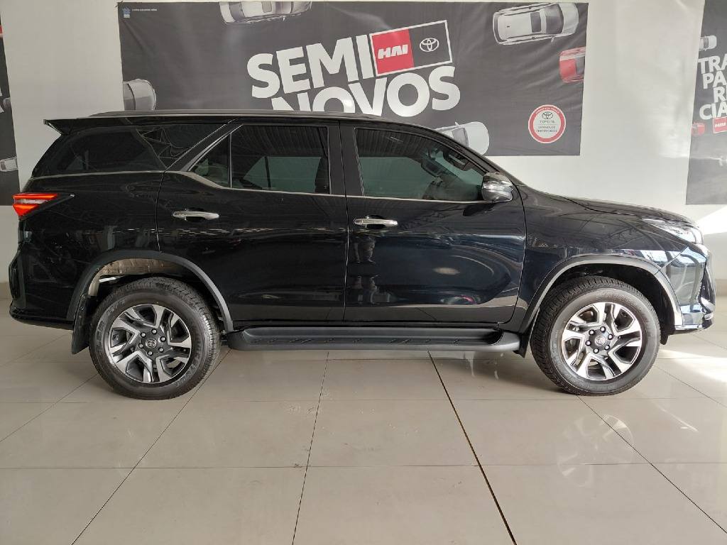 TOYOTA HILUX SW4 2.8 D-4D TURBO DIESEL DIAMOND 7L 4X4 AUTOMÁTICO