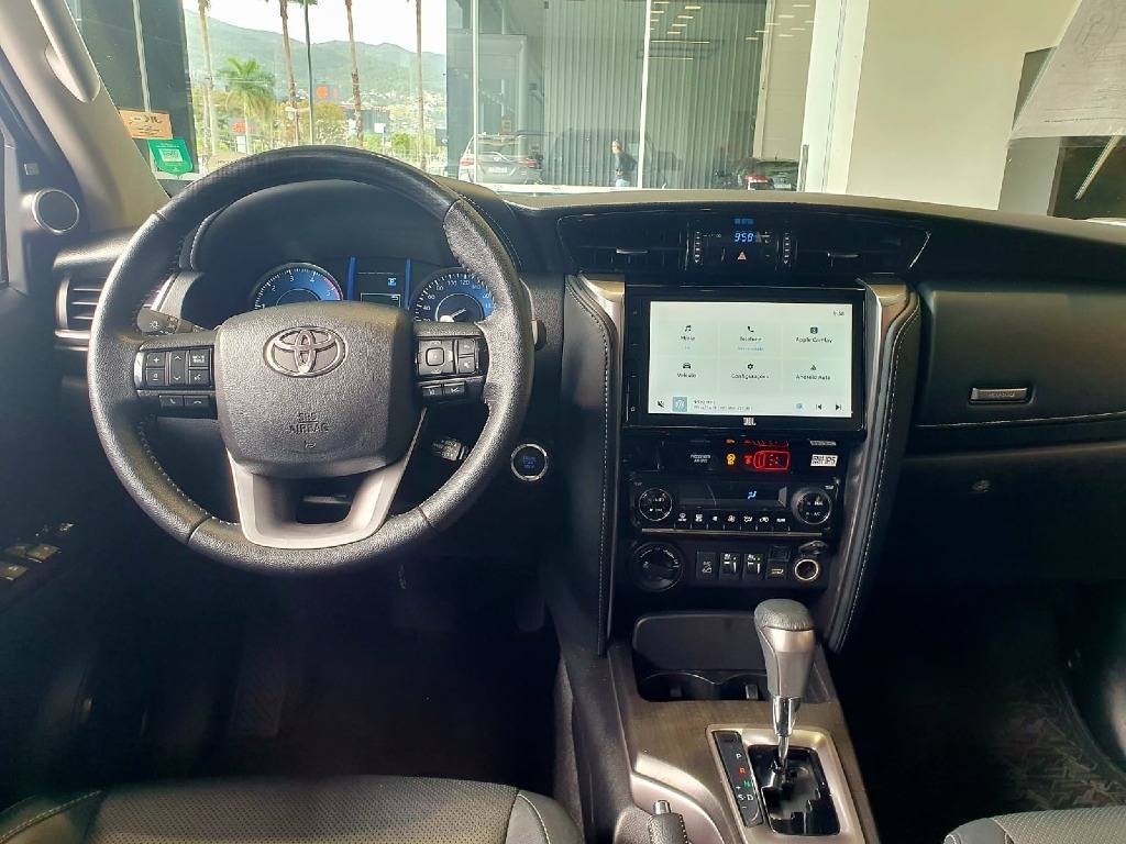 TOYOTA HILUX SW4 2.8 D-4D TURBO DIESEL SRX 4X4 AUTOMÁTICO