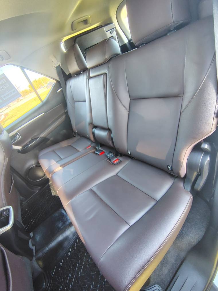 Toyota HILUX SW4 2.8 SRX 4X4 7 LUGARES 16V TURBO INTERCOOLER DIESEL 4P AUTOMÁTICO