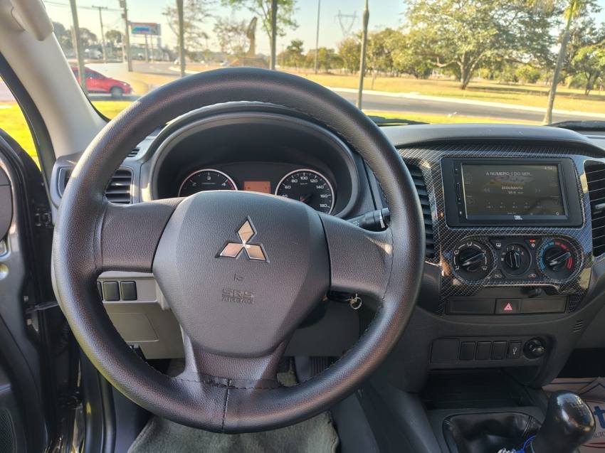 Mitsubishi L200 TRITON 2.4 16V TURBO DIESEL SPORT GLX CD 4P 4X4 MANUAL