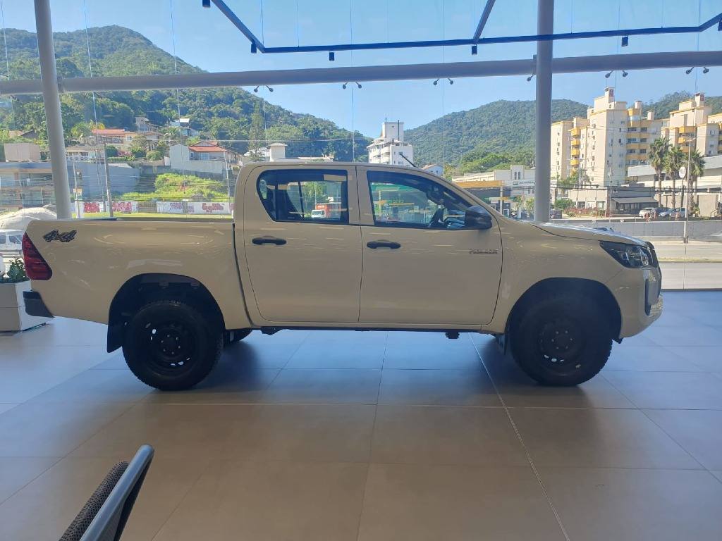 TOYOTA HILUX 2.8 D-4D TURBO DIESEL CD POWER PACK 4X4 MANUAL