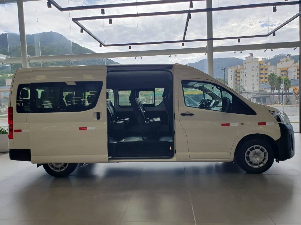TOYOTA HIACE 2.8 D-4D TURBO DIESEL MINIBUS 15+1 DX AUTOMÁTICO