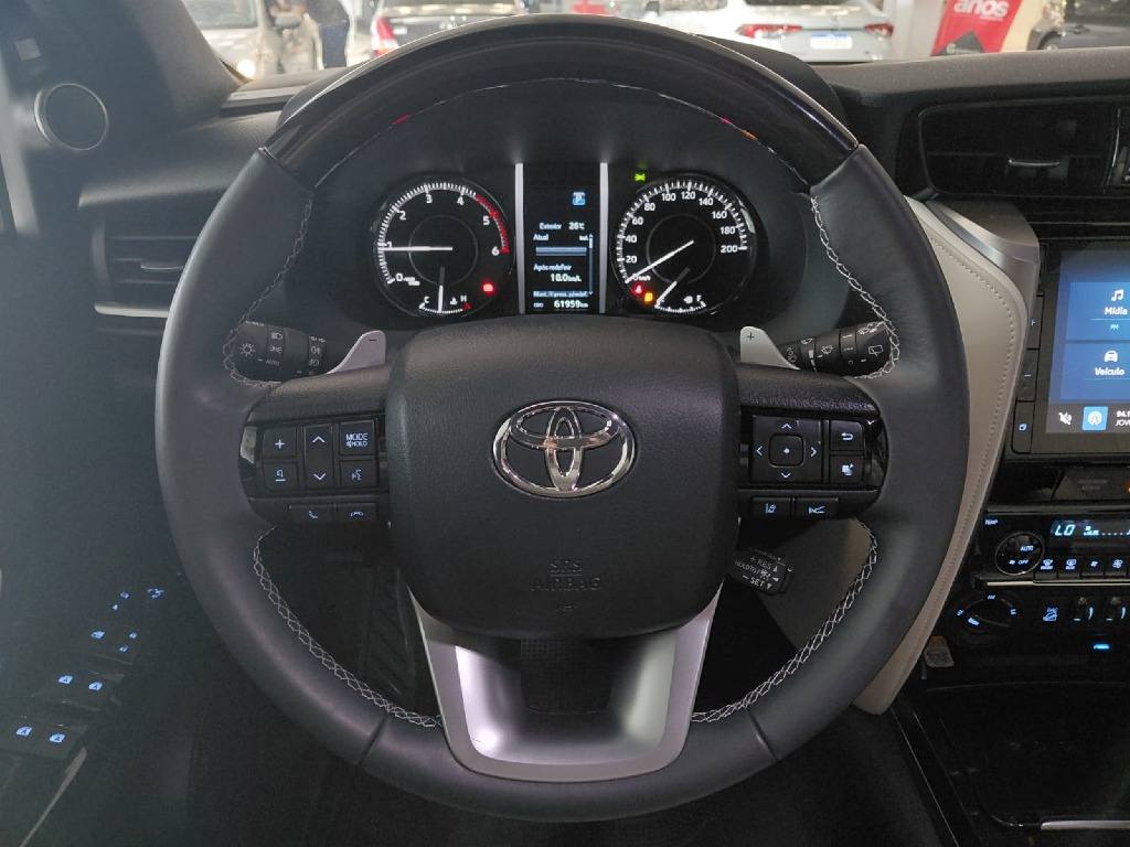 TOYOTA HILUX SW4 2.8 D-4D TURBO DIESEL DIAMOND 7L 4X4 AUTOMÁTICO
