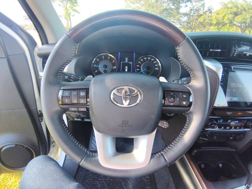 Toyota HILUX SW4 2.8 SRX 4X4 7 LUGARES 16V TURBO INTERCOOLER DIESEL 4P AUTOMÁTICO