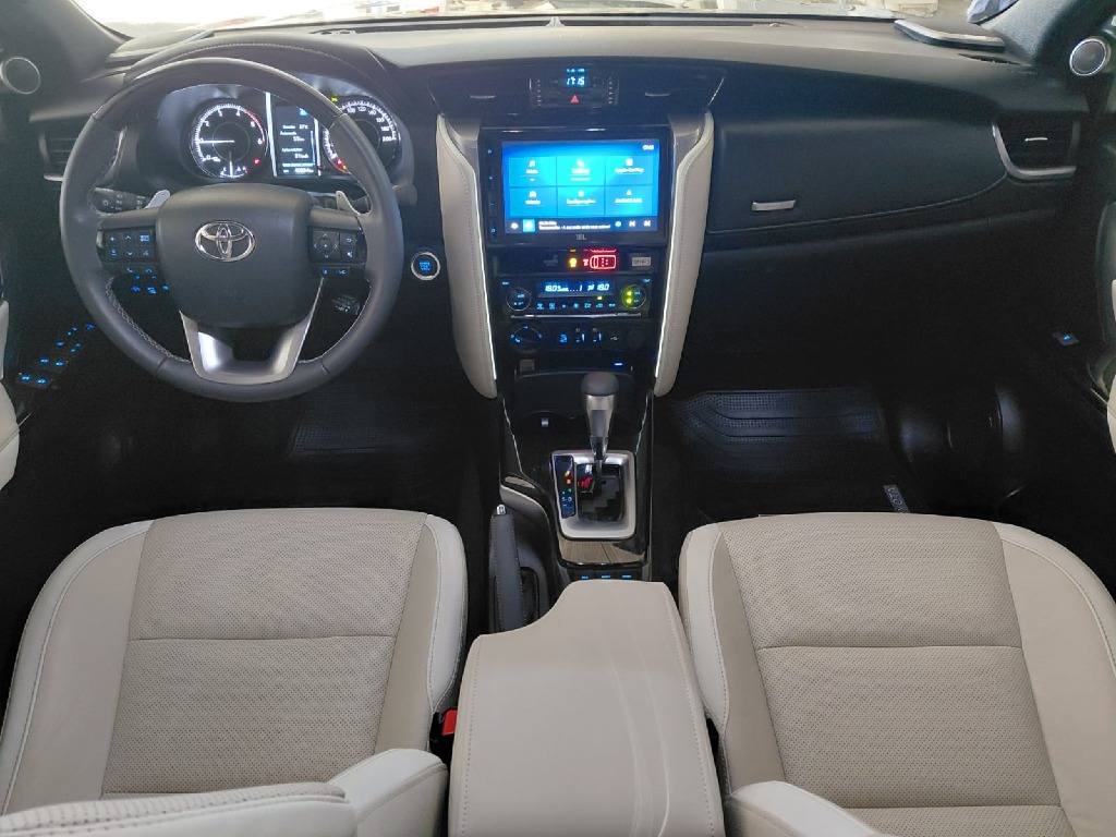 TOYOTA HILUX SW4 2.8 D-4D TURBO DIESEL DIAMOND 7L 4X4 AUTOMÁTICO