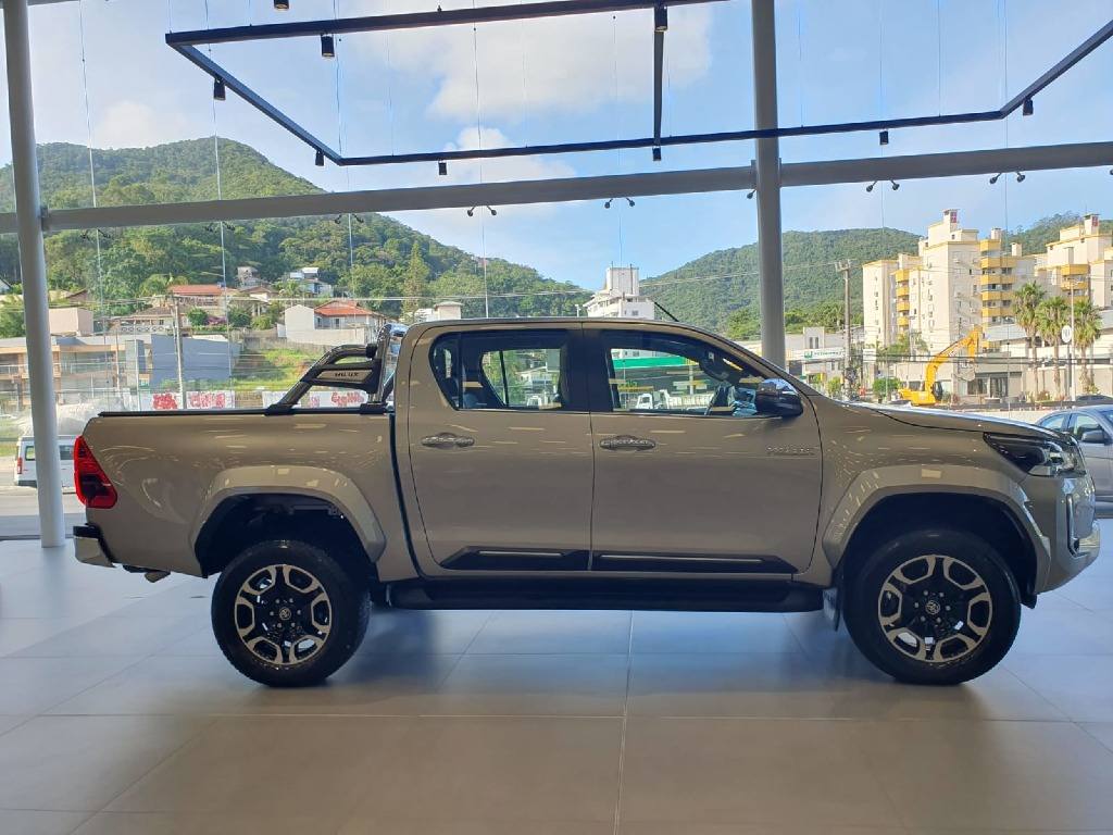 TOYOTA HILUX 2.8 D-4D TURBO DIESEL CD SRX PLUS 4X4 AUTOMÁTICO