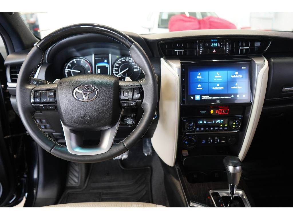 TOYOTA HILUX SW4 2.8 D-4D TURBO DIESEL DIAMOND 7L 4X4 AUTOMÁTICO
